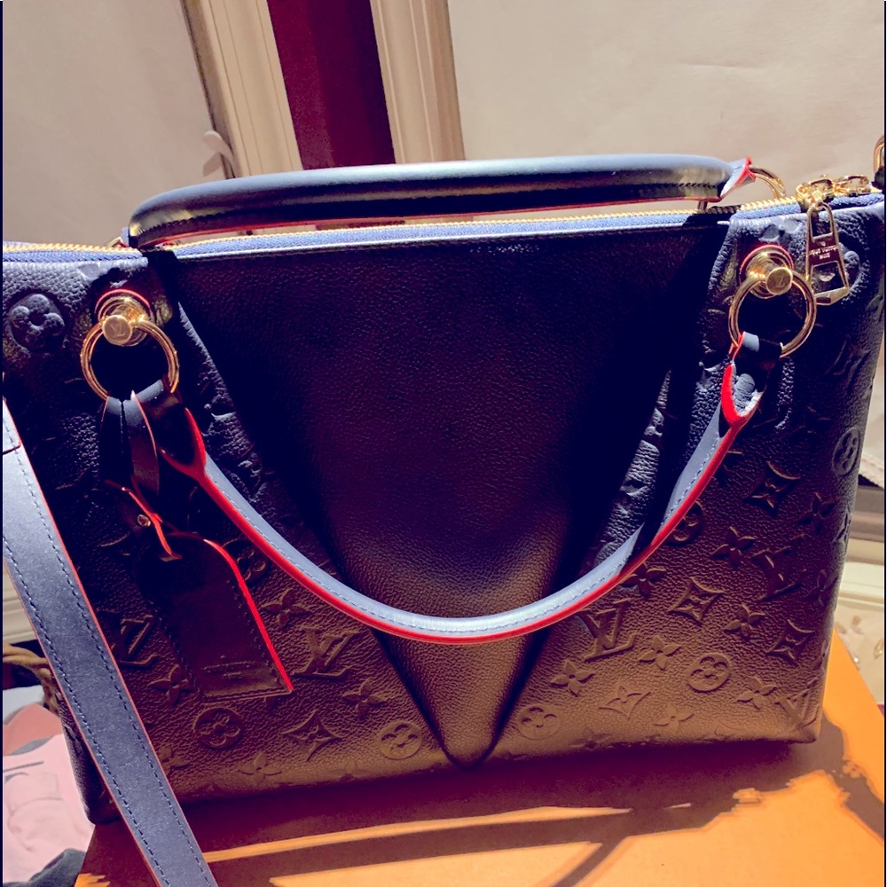Louis Vuitton Tote MM Cowhide leather Authentic.